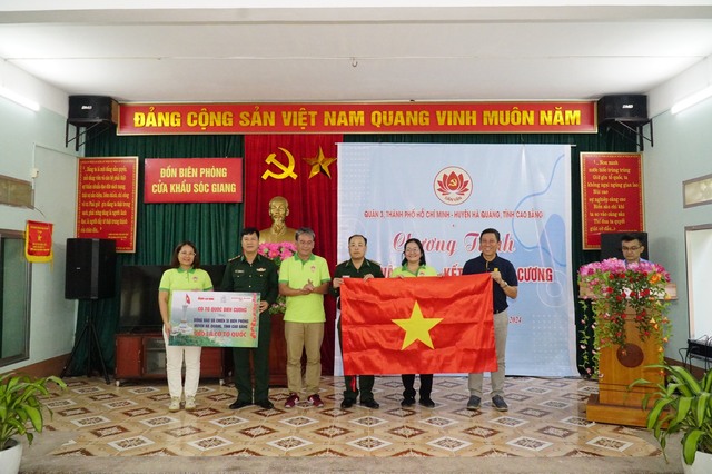 Trao tặng 1.000 lá cờ Tổ quốc tại tỉnh Hà Giang và Cao Bằng- Ảnh 3.