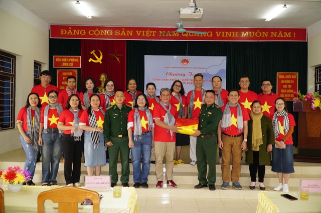 Trao tặng 1.000 lá cờ Tổ quốc tại tỉnh Hà Giang và Cao Bằng- Ảnh 2.