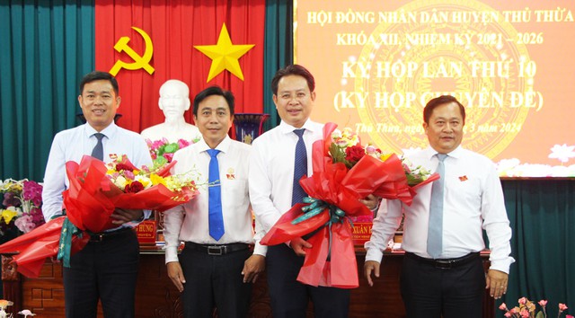 Hai tân chủ tịch huyện ở Long An được bầu với số phiếu đạt 100%- Ảnh 1.