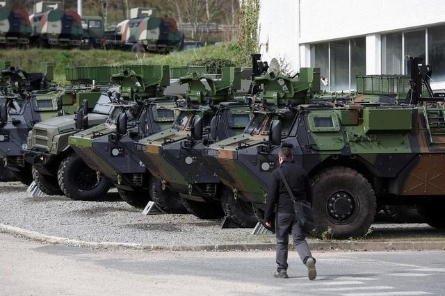 Pháp đang xem xét cung cấp cho Ukraine hàng trăm xe bọc thép chở quân vào năm 2024 và 2025. Ảnh: Reuters