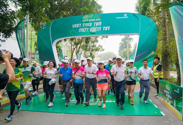 Vận động viên xuất phát giải chạy trực tuyến “Vietcombank Run & Share: Vạn trái tim - Một niềm tin”