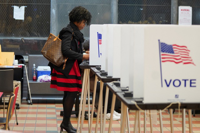 Một cử tri bỏ phiếu trong cuộc bầu cử sơ bộ tại TP Detroit, bang Michigan - Mỹ hôm 27-2Ảnh: Reuters