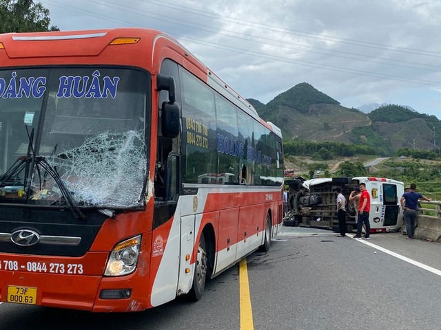 Hiện trường vụ tai nạn thảm khốc trên cao tốc La Sơn-Túy Loan xảy ra hôm 18-2 khiến 3 người chết