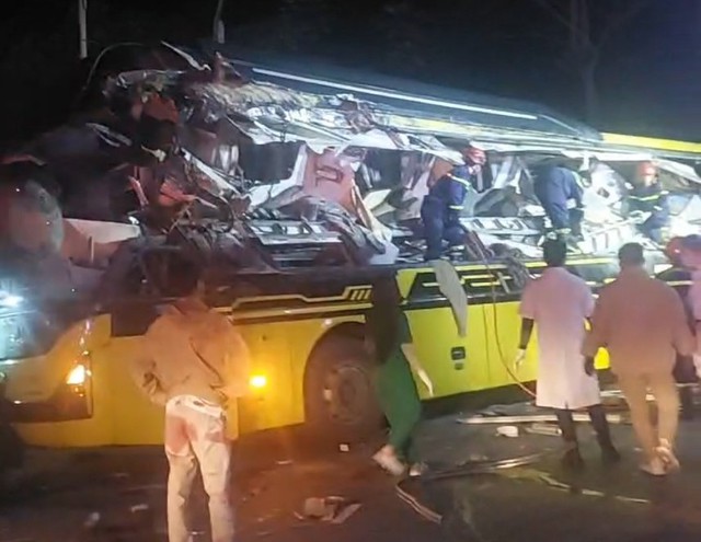 VIDEO: Giải cứu các nạn nhân vụ va chạm giữa xe container và xe khách khiến 5 người tử vong- Ảnh 1.
