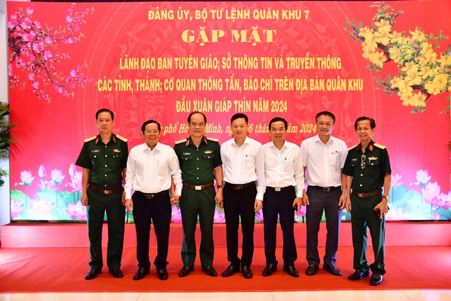 Báo Người Lao Động nhận Bằng khen của Bộ Tư lệnh Quân khu 7- Ảnh 4.
