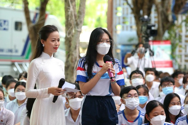 Học sinh đặt câu hỏi cho Ban Tư vấn của chương trình “Đưa trường học đến thí sinh” Ảnh: HOÀNG TRIỀU