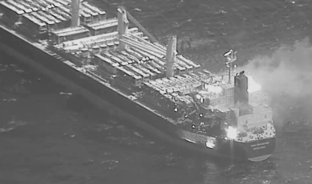 Hình ảnh tàu M/V True Confidence sau khi bị Houthi tập kích do quân đội Mỹ công bố - Ảnh: X/CENTCOM