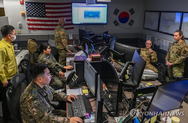 Trung tâm điều hành hàng không và vũ trụ Hàn Quốc tại Căn cứ không quân Osan ở Pyeongtaek, Hàn Quốc, ngày 4-3. Ảnh: Yonhap