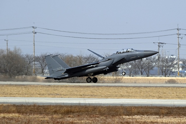 Máy bay chiến đấu F-15K của Hàn Quốc hạ cánh xuống căn cứ không quân Osan ở Pyeongtaek ngày 4-3. Ảnh: Yonhap