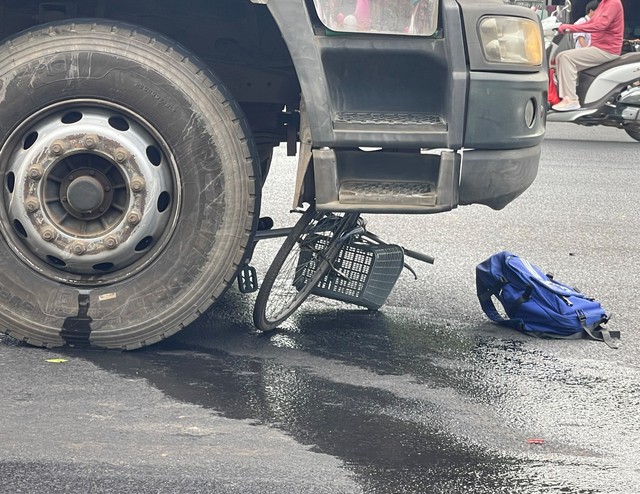 Trên đường đi học về, 1 học sinh lớp 6 bị xe tải tông trọng thương - Ảnh 2.
