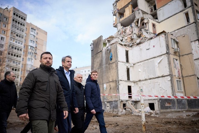 Tổng thống Ukraine Volodymyr Zelensky và Thủ tướng Hy Lạp Kyriakos Mitsotakis đến thăm một tòa nhà chung cư bị hư hại do xung đột. Ảnh: Reuters