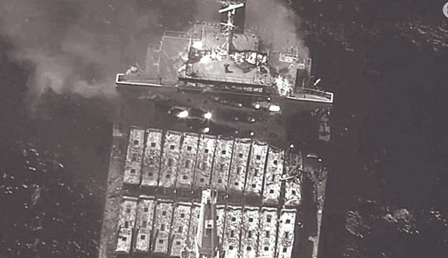 Tàu True Confidence sau khi bị tấn công ở biển Đỏ ngày 6-3Ảnh: REUTERS