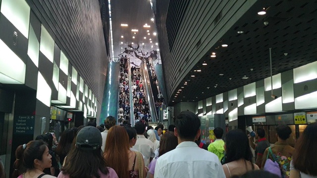 Dòng người từ tàu điện ngầm hướng về sân vận động