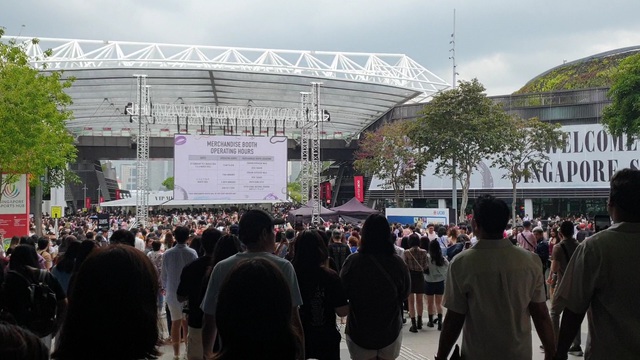 Người hâm mộ đến sân vận động để xem The Eras Tour