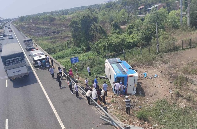 NÓNG: Lật xe trên đường cao tốc TP HCM - Trung Lương, nhiều người nhập viện- Ảnh 1.