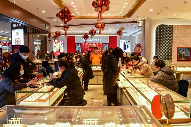 Ngân hàng Thế giới dự báo kinh tế Trung Quốc tăng trưởng 4,5% trong năm nay. Trong ảnh: Một cửa hàng trang sức vàng tại TP Tế Nam, tỉnh Sơn Đông - Trung Quốc hồi cuối tháng 1-2024 Ảnh: THX
