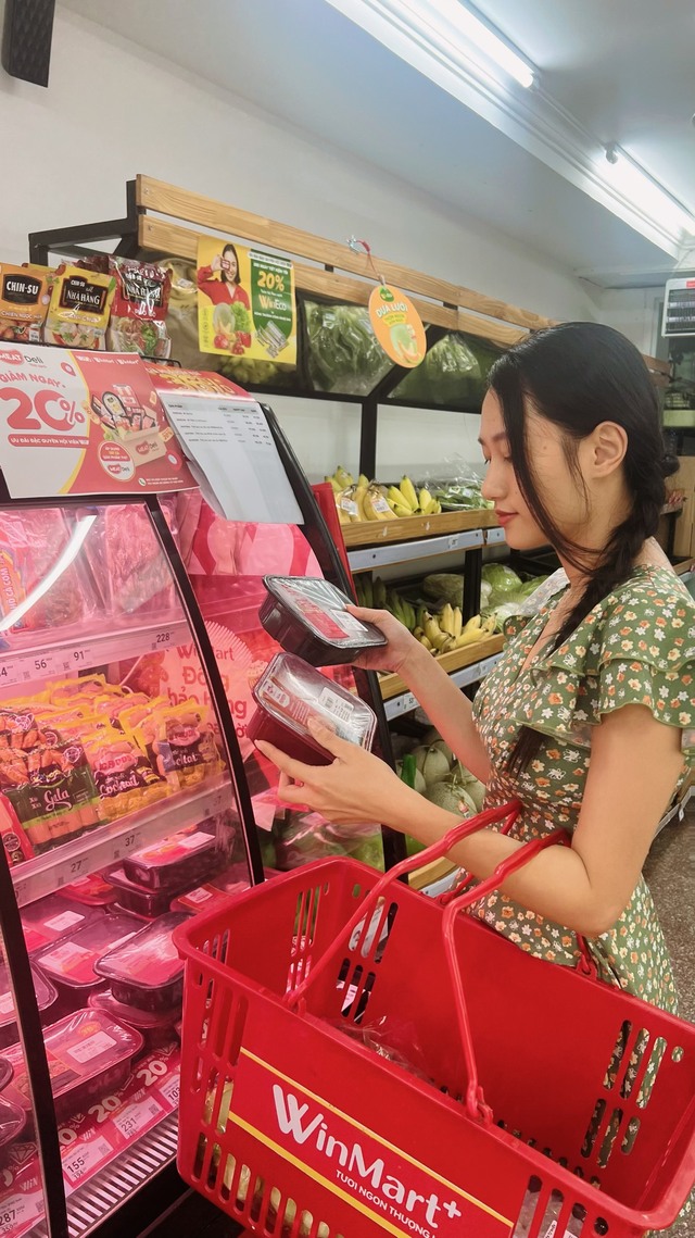 Người tiêu dùng chọn mua thịt ủ mát tại siêu thị WinMart 2