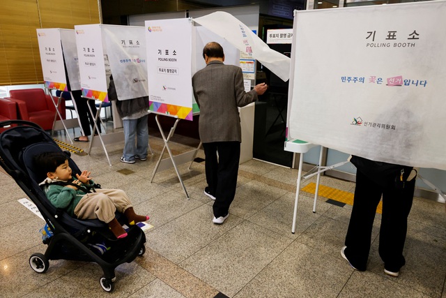 Cử tri tại một điểm bỏ phiếu ở thủ đô Seoul - Hàn Quốc ngày 10-4 Ảnh: REUTERS