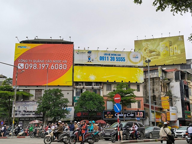 Nhiều bảng quảng cáo nằm ở vị trí đẹp tại TP Hà Nội nhưng vẫn không có khách hàng