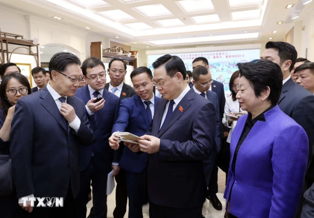 Chủ tịch QH Vương Đình Huệ thăm Trung tâm lập pháp Hồng Kiều ở Thượng Hải- Ảnh 6.