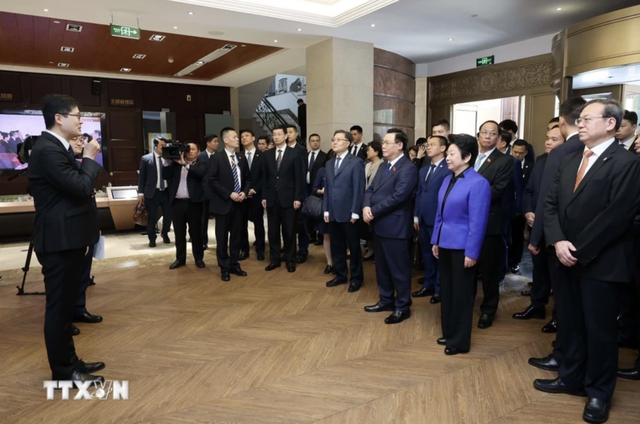 Chủ tịch QH Vương Đình Huệ thăm Trung tâm lập pháp Hồng Kiều ở Thượng Hải- Ảnh 7.