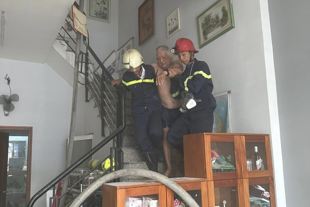Cứu cụ ông 71 tuổi trong căn nhà cháy ở quận Gò Vấp- Ảnh 1.