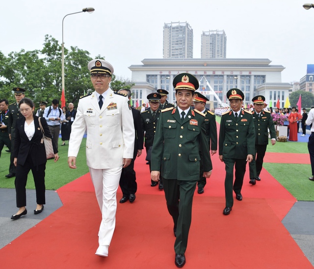 Hai Bộ trưởng Bộ Quốc phòng Việt Nam và Trung Quốc tô son cột mốc biên giới- Ảnh 1.