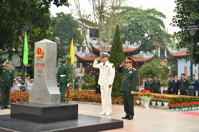 Hai Bộ trưởng Bộ Quốc phòng Việt Nam và Trung Quốc tô son cột mốc biên giới- Ảnh 5.