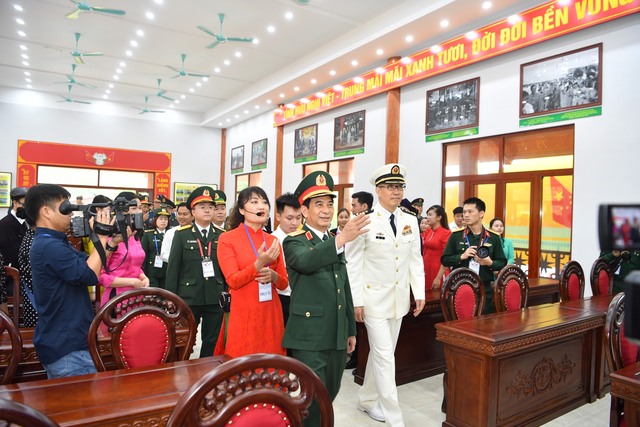Hai Bộ trưởng Bộ Quốc phòng Việt Nam và Trung Quốc tô son cột mốc biên giới- Ảnh 7.