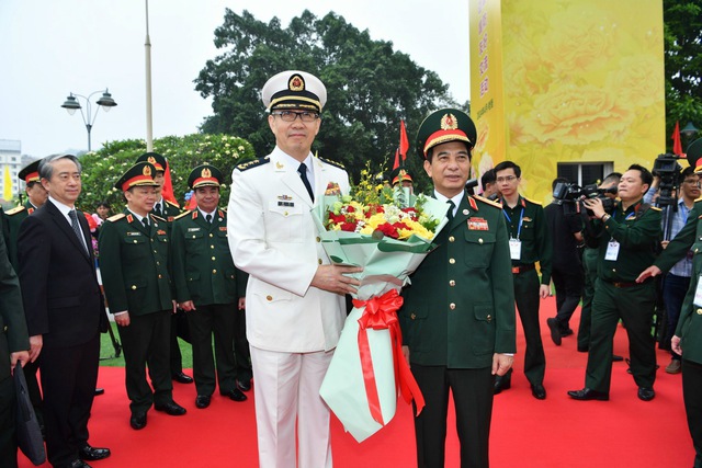 Hai Bộ trưởng Bộ Quốc phòng Việt Nam và Trung Quốc tô son cột mốc biên giới- Ảnh 2.