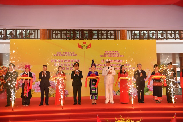 Hai Bộ trưởng Bộ Quốc phòng Việt Nam và Trung Quốc tô son cột mốc biên giới- Ảnh 6.