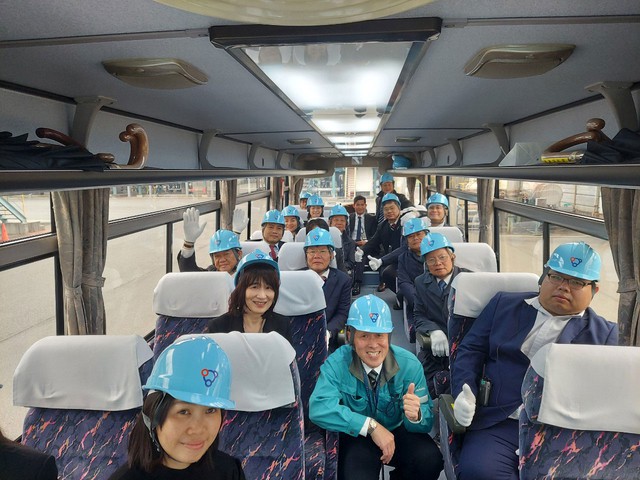 Đoàn công tác của Hội đồng Lý luận Trung ương và tỉnh Bình Dương di chuyển trên xe buýt điện trong chuyến đi khảo sát thực tế tại tỉnh Yamaguchi - Nhật Bản Ảnh: DƯƠNG NGUYỄN