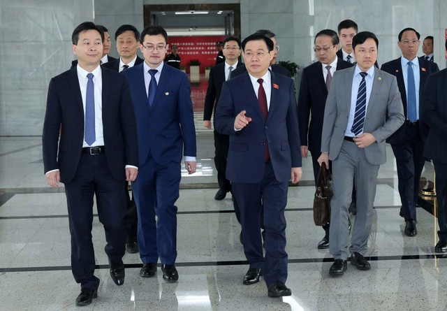 Chủ tịch Quốc hội Vương Đình Huệ đến thăm Khu thí điểm thương mại tự do Thượng Hải (SHFTZ) tại quận Phố Đông mới ở TP Thượng Hải ngày 11-4 Ảnh: TTXVN