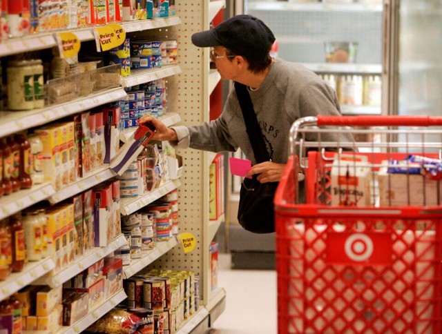 Khách hàng mua sắm tại siêu thị ở bang California - Mỹ Ảnh: REUTERS
