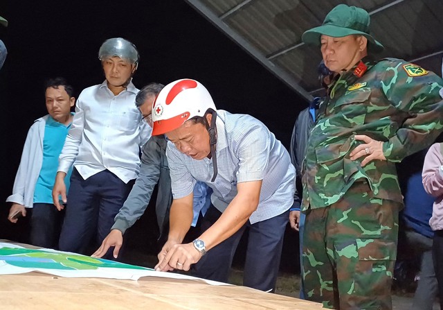 Chủ tịch UBND tỉnh Cà Mau Huỳnh Quốc Việt (thứ 2 từ phải sang) túc trực tại hiện trường để chỉ đạo công tác chữa cháy Ảnh: VÂN DU