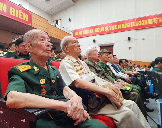 Những cựu chiến binh Chiến dịch Điện Biên Phủ tham dự hội thảo vào ngày 11-4