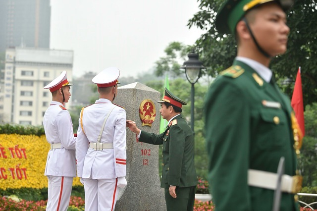 Hai Bộ trưởng Bộ Quốc phòng Việt Nam và Trung Quốc tô son cột mốc biên giới- Ảnh 4.