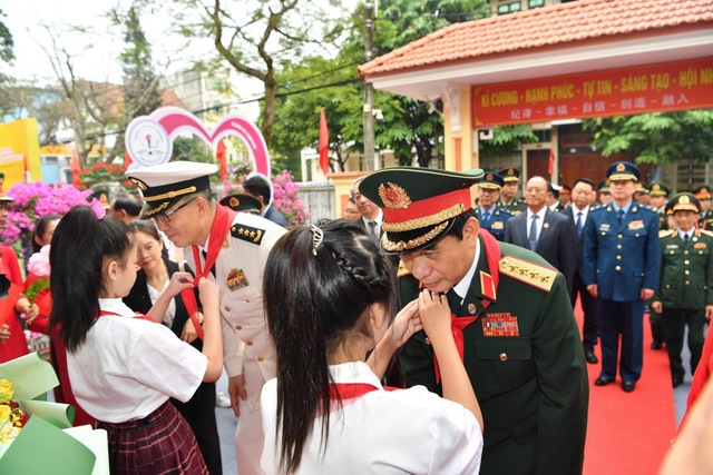 Hai Bộ trưởng Bộ Quốc phòng Việt Nam và Trung Quốc tô son cột mốc biên giới- Ảnh 10.