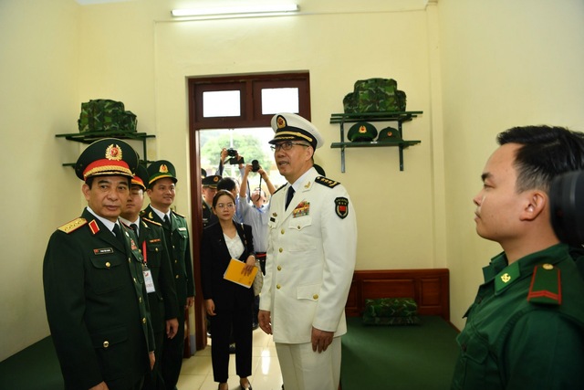 Hai Bộ trưởng Bộ Quốc phòng Việt Nam và Trung Quốc tô son cột mốc biên giới- Ảnh 12.