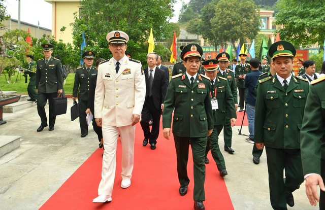 Hai Bộ trưởng Bộ Quốc phòng Việt Nam và Trung Quốc tô son cột mốc biên giới- Ảnh 11.