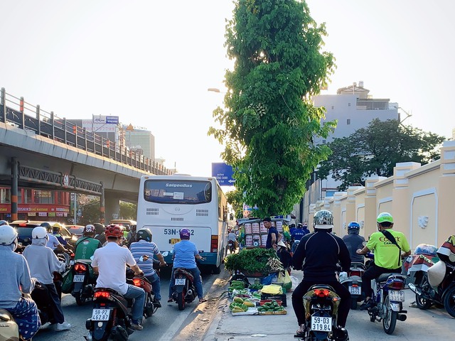 Ngao ngán hình ảnh nhiều tuyến đường quanh sân bay Tân Sơn Nhất- Ảnh 3.