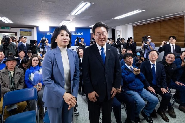 Ông Lee Jae Myung, lãnh đạo Đảng Dân chủ đối lập, và vợ tại một văn phòng quận ở TP Incheon, Hàn Quốc, ngày 11-4. Ảnh: Bloomberg