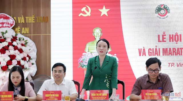 Giám đốc Sở VH-TT Nghệ An Trần Thị Mỹ Hạnh phát biểu tại họp báo