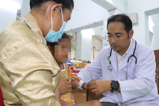 Cứu bé gái người Campuchia bị sốt xuất huyết nguy kịch - Ảnh 2.