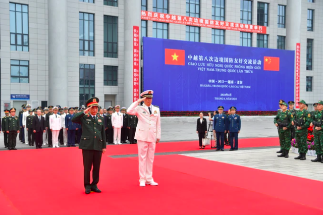 Đại tướng Phan Văn Giang tham quan khí tài của lực lượng biên phòng Trung Quốc- Ảnh 1.