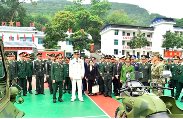 Đại tướng Phan Văn Giang tham quan khí tài của lực lượng biên phòng Trung Quốc- Ảnh 7.