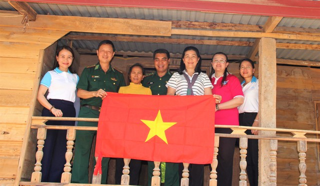 Trao nhiều công trình, mô hình sinh kế và 500 lá cờ Tổ quốc cho người dân vùng biên Quảng Trị- Ảnh 2.