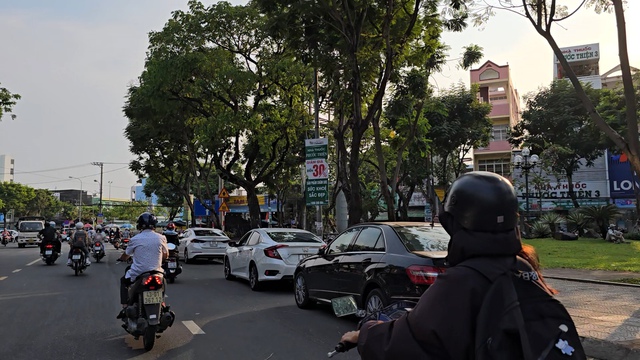 Tràn lan ô tô đậu đỗ bất chấp biển cấm ở trung tâm TP Đà Nẵng- Ảnh 1.
