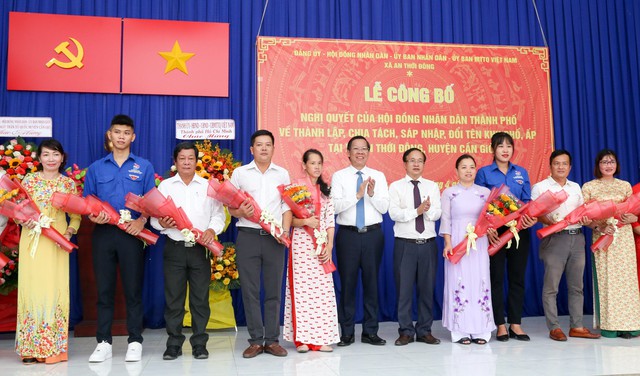 Chủ tịch UBND TP HCM Phan Văn Mãi (thứ 5 từ phải qua) tặng hoa, chúc mừng ban điều hành ấp mới