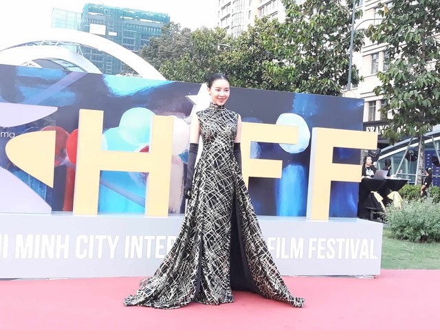 Hoa hậu Tiểu Vy lung linh trên thảm đỏ bế mạc HIFF 2024- Ảnh 8.